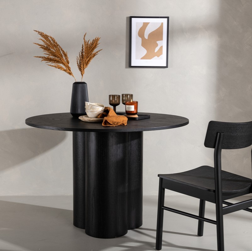Triple - Spisebord i sort egefiner, diameter 110 cm. Triple - Spisebord i sort egefiner, diameter 110 cm.