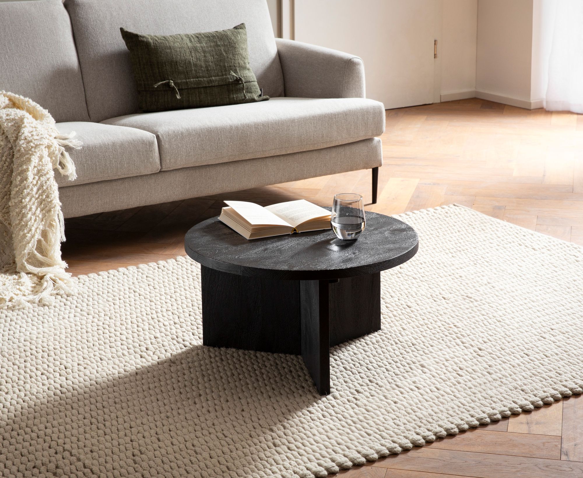 Rundt sofabord i massivt mangotræ med sort metalstativ, 60x60x33 cm Rundt sofabord i massivt mangotræ med sort metalstativ, 60x60x33 cm