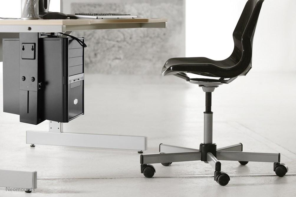 CPU-holder til skrivebord Neomounts drejelig, universal, max 10 kg, sort CPU-holder til skrivebord Neomounts drejelig, universal, max 10 kg, sort