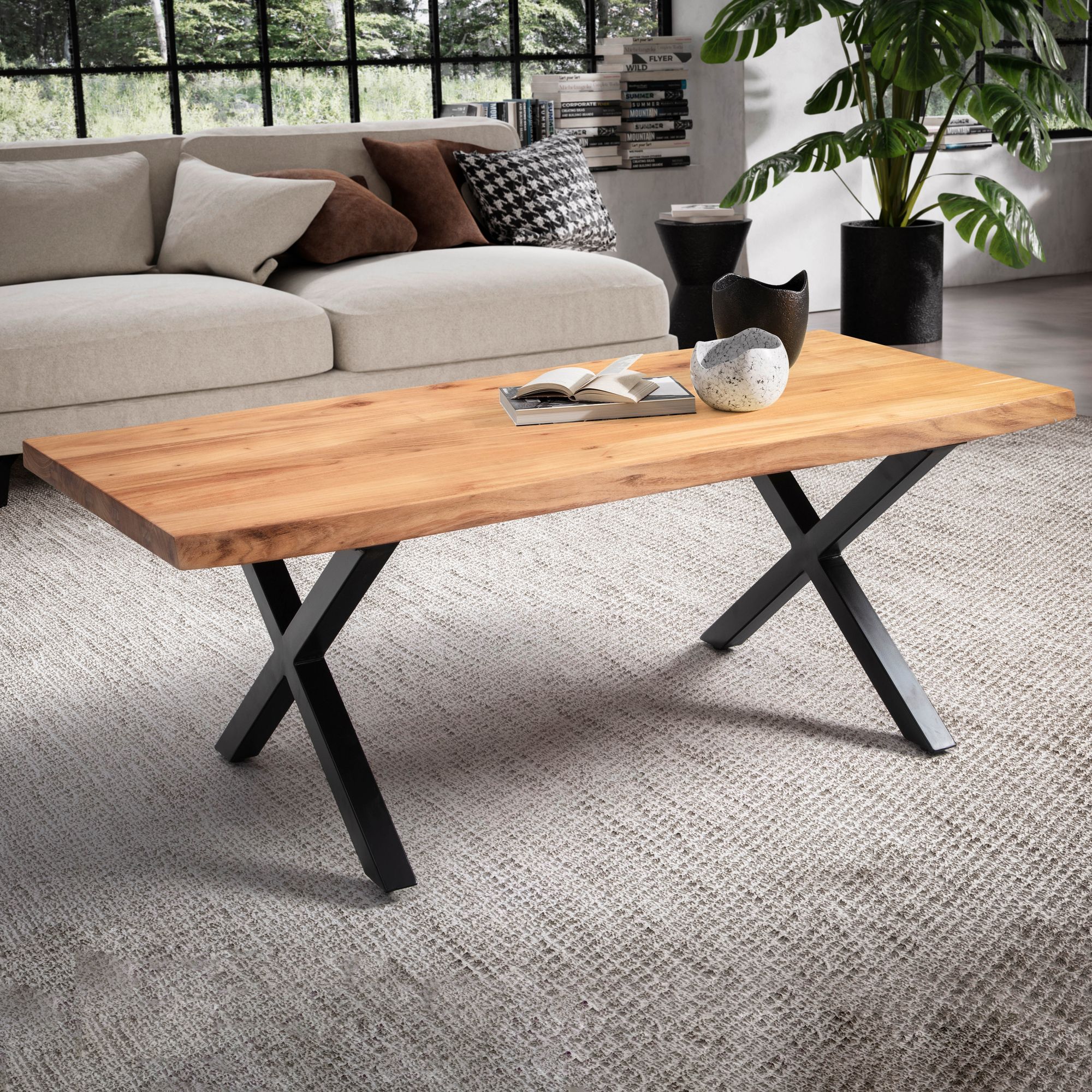 Robust charme: Design sofabord i massivt akacietræ med sort metalstativ (120x60 cm) Robust charme: Design sofabord i massivt akacietræ med sort metalstativ (120x60 cm)
