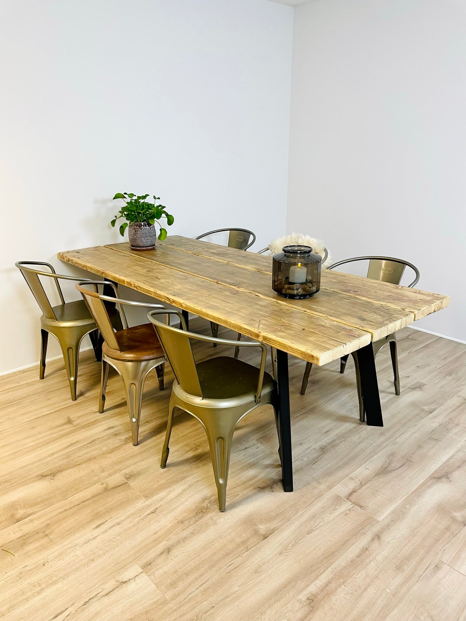 Plankebord af Genbrugsplanker | Sort Stålstel | 140 cm / Brændt og Lakeret Plankebord af Genbrugsplanker | Sort Stålstel | 140 cm / Brændt og Lakeret