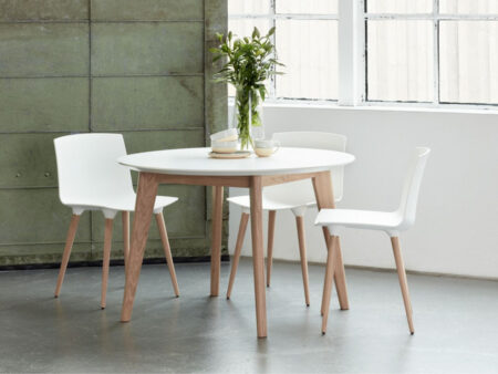 Andersen Furniture AD1 spisebord m. udtræk (Hvid laminat - bordplade, Hvidpigmenteret eg massiv - stel, Ø110 cm - (udtræk til 2 plader))