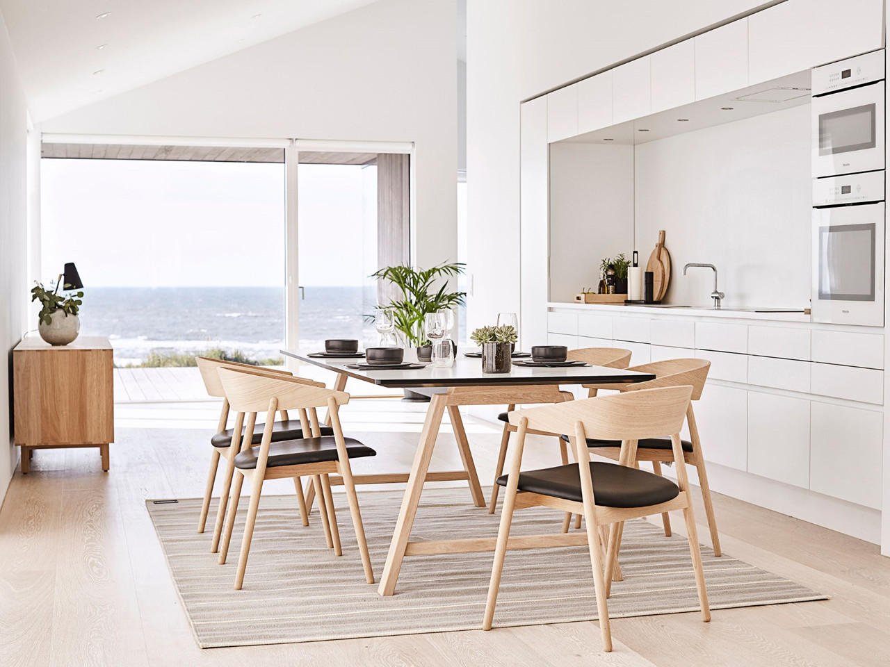 Andersen Furniture T1 spisebord m. udtræk (Hvid laminat - bordplade, Lakeret eg massiv - stel, L160 x B88 cm - (udtræk til 3 → Se online her!