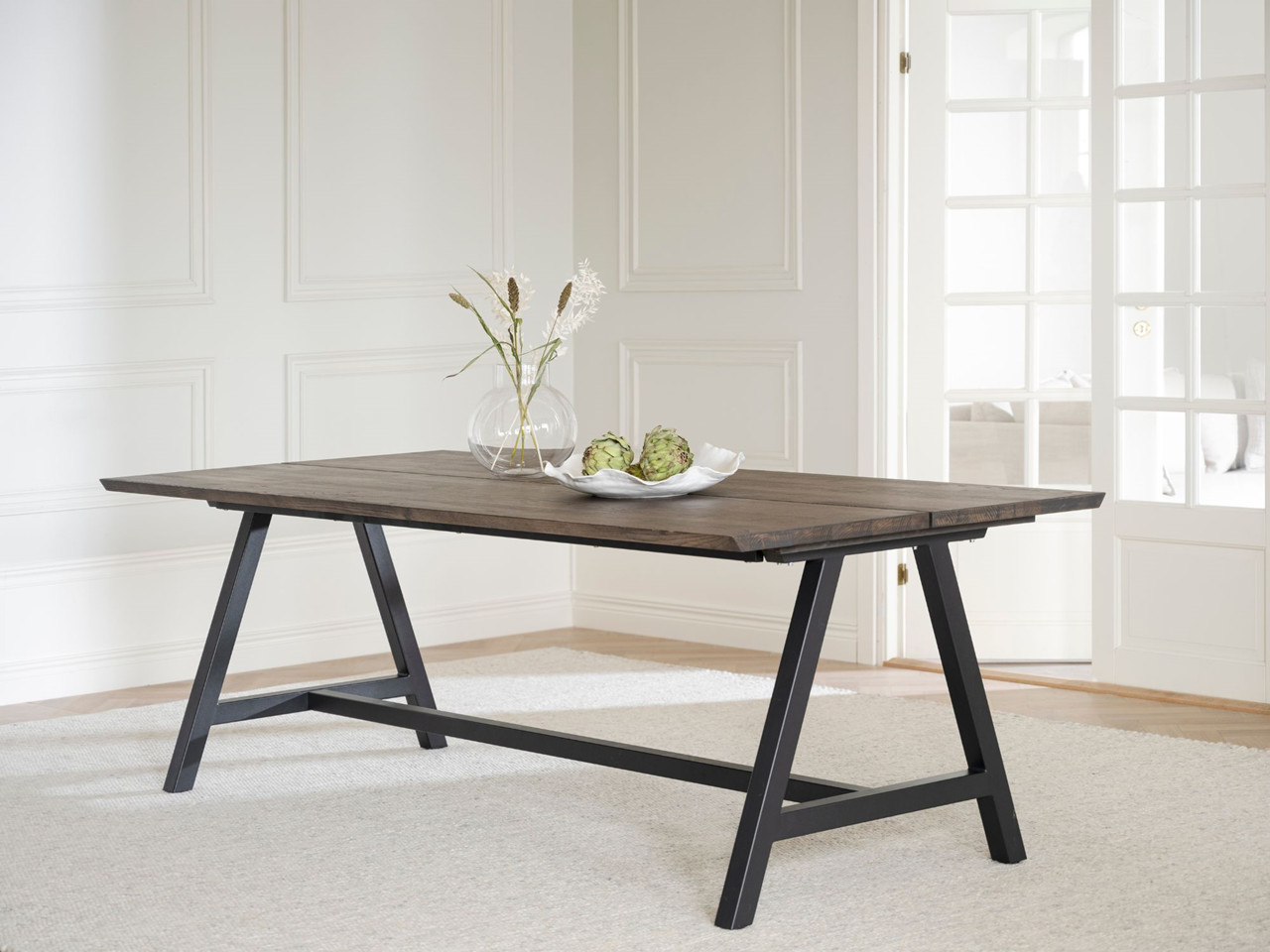Rowico Carradale spisebord (brunbejdset eg, uden tillægsplade, sort metalstel, L220 x B100 x H75 cm)